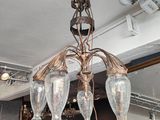 un lustre suspendu au plafond d'un restaurant
