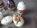 a lot of eggs that are sitting on a table