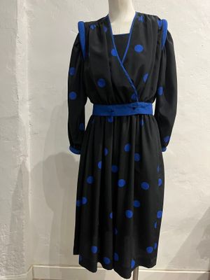 BALENCIAGA. Ensemble noir à pois bleus composé d'une robe lo…