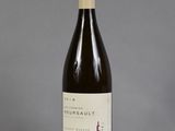 une bouteille de vin posée sur une table