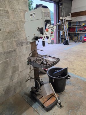 une machine qui se trouve dans un garage