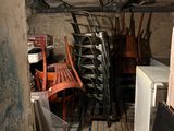 une pièce avec beaucoup de chaises et un réfrigérateur