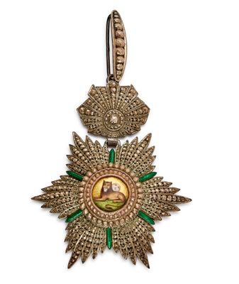 gros plan d'une médaille sur fond blanc