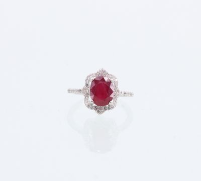 bague ovale en rubis et diamants sur fond blanc
