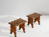 une paire de tabourets en bois posés sur une surface blanche