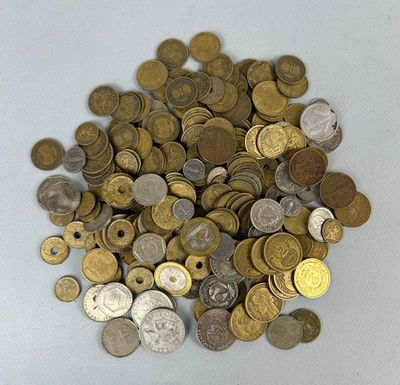 un tas de pièces de monnaie posées sur une table, sur fond blanc