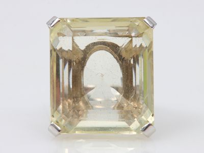 un gros plan d'une bague sertie d'une topaze jaune