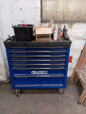 une armoire à outils bleue sur laquelle sont posés de nombreux outils