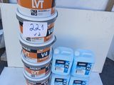 plusieurs seaux de peinture sont empilés les uns sur les autres