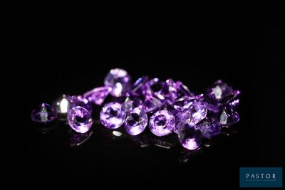un tas d'améthystes violettes sur une surface noire