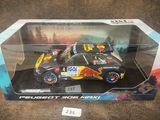 La voiture de course Red Bull se trouve dans la boîte posée par terre.