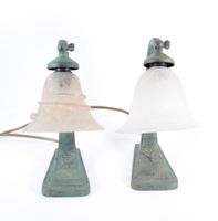Paire de lampes en bronze à patine verte à décor végétal et … (photo 2)