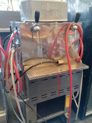 une machine posée sur une table, à laquelle sont raccordés plusieurs tuyaux
