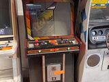 trois bornes d'arcade placées les unes à côté des autres dans une pièce