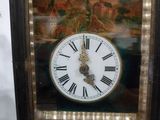 une horloge avec des chiffres romains posée sur une chaise
