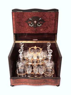 une boîte en bois contenant un ensemble de verres