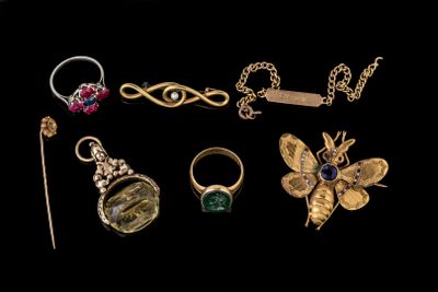 de nombreux bijoux en or sur fond noir