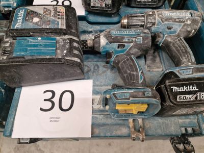 un grand nombre d'outils posés sur une table