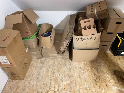 Petit stock de cartons pour emballage et de capsules pour bo…