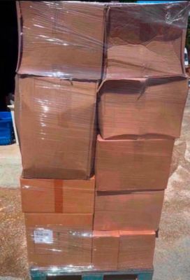 une grande pile de cartons posée sur une palette