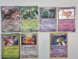 de nombreuses cartes Pokémon accrochées les unes à côté des autres sur le mur