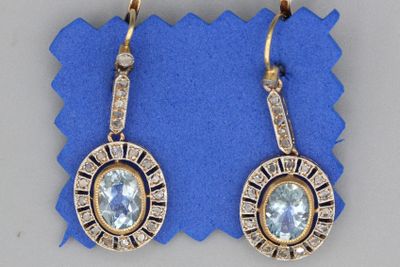 une image représentant une paire de boucles d'oreilles sur fond bleu
