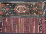 Plusieurs tapis sont disposés sur le sol