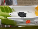 deux kayaks empilés l'un sur l'autre dans une pièce