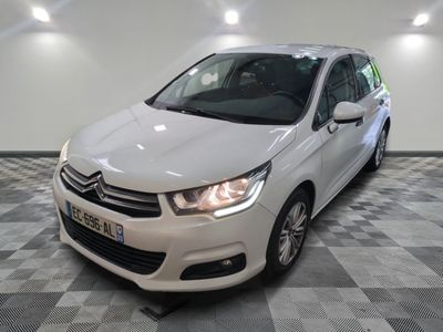 la citrole blanche est garée dans le garage sur un sol en damier
