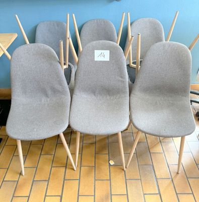 plusieurs chaises sont alignées dans une pièce