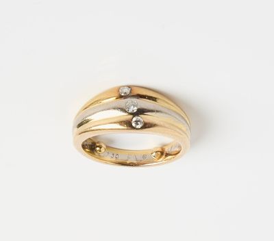 gros plan d'une bague en or ornée de deux diamants