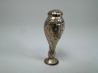 Sceau à cacheter en argent repoussé à décor de rinceaux feui… - Photo 1