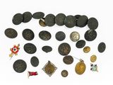 un grand nombre de pièces de monnaie et d'autres objets qui se trouvent sur la table