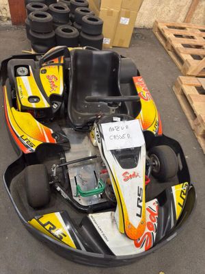 un kart de course garé dans un garage