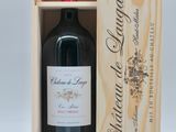 caisse à vin en bois contenant une bouteille de vin rouge