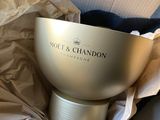 une bouteille de champagne dans un coffret sur une table