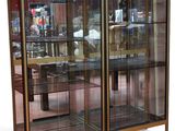 une vitrine en verre dotée de deux portes vitrées de chaque côté