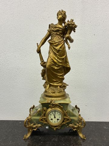 F. MOREAU (d’après). Garniture de cheminée en régule doré sur ony