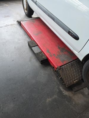 une voiture blanche garée dans un garage