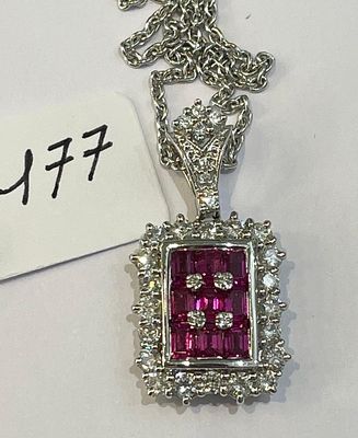 Chaîne en or gris soutenant un pendentif en or gris, serti d…