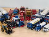 beaucoup de petits camions jouets posés sur la table