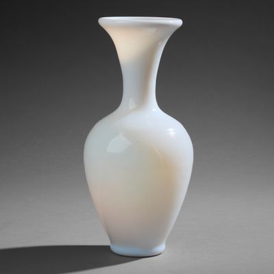 un vase blanc posé sur une table