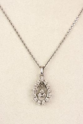 gros plan d'un collier sur un mannequin mannequin mannequin mannequin mannequin mannequin mannequin mannequin mannequin