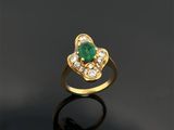 une bague en émeraude et diamant