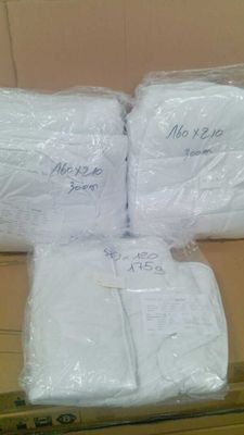 une pile de serviettes blanches posée sur une boîte en carton