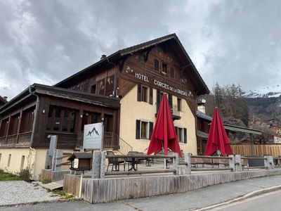 un immeuble devant lequel se trouvent des parapluies rouges