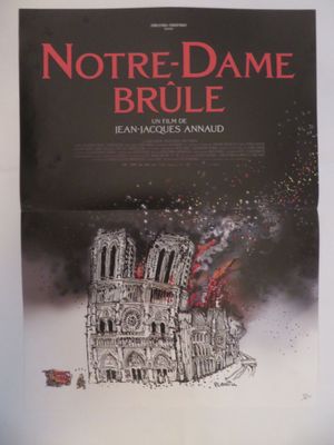 une affiche accrochée au mur d'un immeuble sur laquelle on peut lire « Notre-Dame brûle »