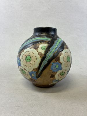 un vase orné d'un motif posé sur une table