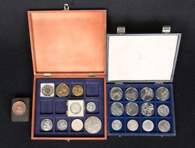 une image représentant une boîte de pièces d'argent et une pièce d'argent