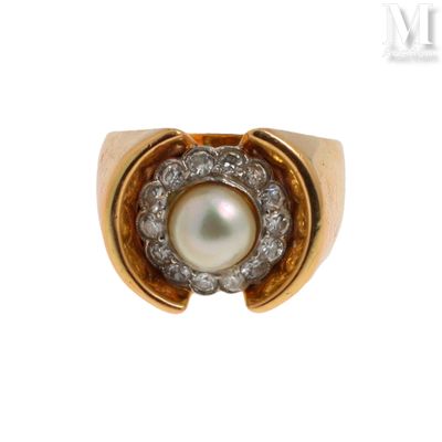 une image d'une bague ornée d'une perle et de diamants